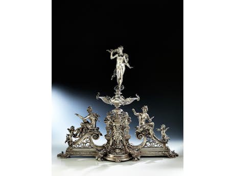 Großer prächtiger, figürlich gestalteter Wiener Tafelaufsatz in Silber, 14,8 kg